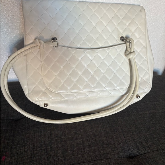 Chanel Black and White Quilted Shoulder Bag with Iconic CC Logo - Picture 5 of 8
